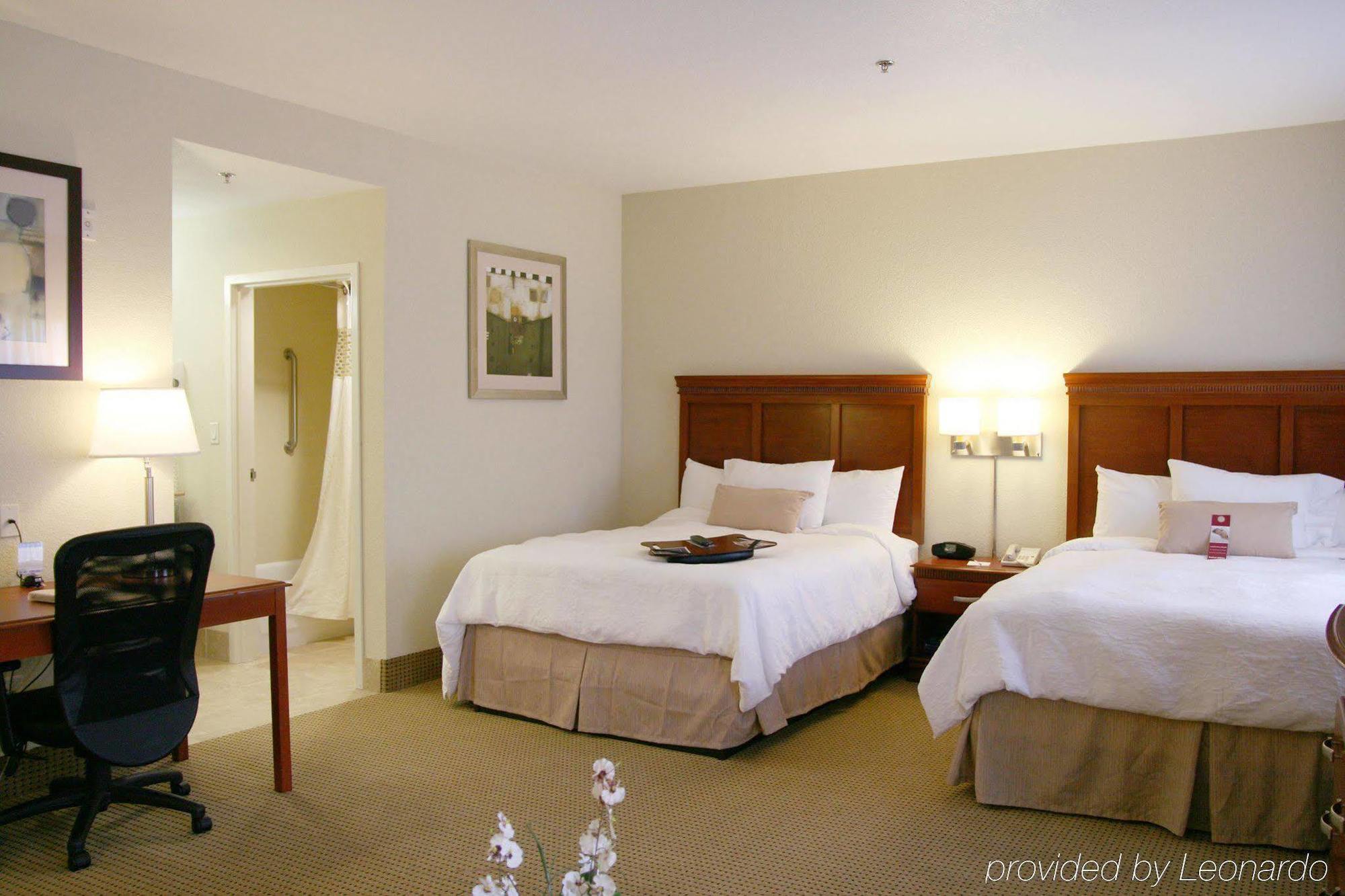 Hampton & Hotel